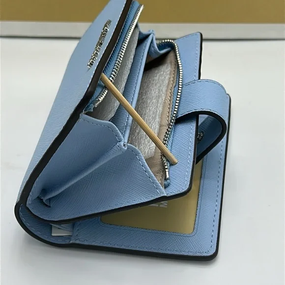 MICHAEL KORS Medium Saffiano Leather Bifold Zip CN Wallet
Sky Blue - Picture 12 of 14